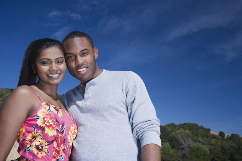 西方人,两个人,站,笑,微笑,露齿笑,横图,室外,白天,仰视,爱情,植物,欧洲,非洲,黑人,欧洲人,亚洲,阴影,服装,光线,影子,云,云朵,浪漫,云彩,注视,休闲装,树,树木,衣服,蓝色,绿色,白云,蓝天,天空,阳光,自然,天,观察,看,靠,靠着,站着,休闲,温暖,温馨,休闲服,恩爱,恋人,服饰,生长,晴朗,成长,观看,和睦,察看,关注,男人,男性,年轻男性,年轻女性,女人,女性,非洲人,亚洲人,印度人,情侣,晴空,站立,半身,彩图,低角度拍摄,伴侣,融洽