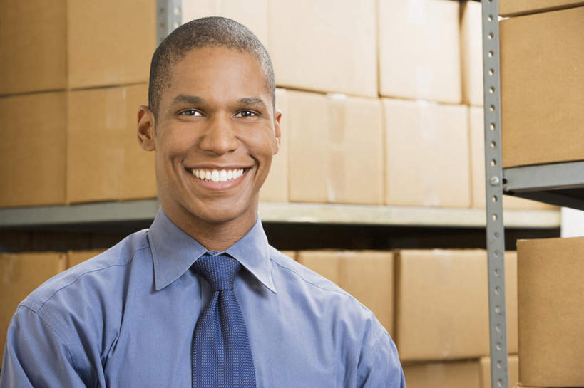 西方人,脸,头,脸颊,一个人,商务人士,商务男性,站,笑,微笑,露齿笑,横图,室内,特写,白天,正面,工作服,衬衫,制服,欧洲,非洲,黑人,欧洲人,仅一个男性,仅一个人,一堆,许多,阴影,堆叠,堆积,套装,反射,包装,影子,纸箱,领带,注视,肩膀,仅一个年轻男性,容器,箱子,观察,看,站着,观看,堆,察看,象征,庄重,关注,纸板箱,商务装,身份,工薪阶层,包装箱,正式,地位,工作制服,男人,男性,年轻男性,非洲人,头部,脸部,脸蛋,面部,白领,上班族,站立,半身,彩图,衬衣,工作套服