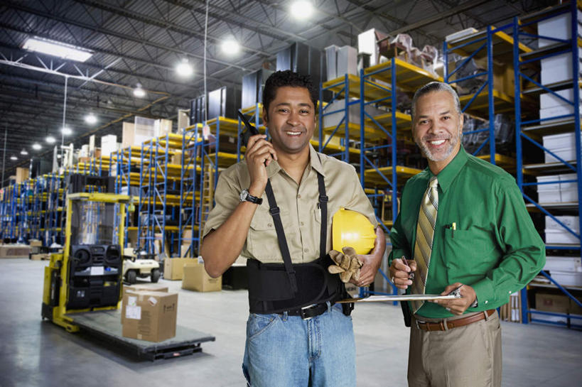 东方人,西方人,两个人,同事,商务人士,商务男性,工厂,站,笑,说,搬运,微笑,露齿笑,横图,室内,白天,正面,衬衫,通讯,成功,合作,团队,集体,信心,技术,帽子,照明,欧洲,欧洲人,亚洲,一辆,握,阴影,套装,时间,光线,笔,时钟,手表,头盔,影子,灯光,办公用品,领带,移动,计时,注视,黄种人,通讯设备,队伍,顶灯,水笔,车,灯,文具,安全帽,学习用品,灯具,钟表,交通工具,观察,看,站着,机械,工程车,表,握着,工业,通信,观看,对讲机,腕表,文具用品,照亮,工程,叉车,察看,领导,象征,庄重,照明设备,成就,关注,载具,商务装,身份,记录板,合伙,领袖,工薪阶层,记事板,正式,地位,交通运输,工作车,交流,老年男性,男人,男性,中年男性,白种人,亚洲人,白领,上班族,钟,沟通,讲话,交谈,说话,谈话,通话,站立,半身,彩图,衬衣,工地,制造厂