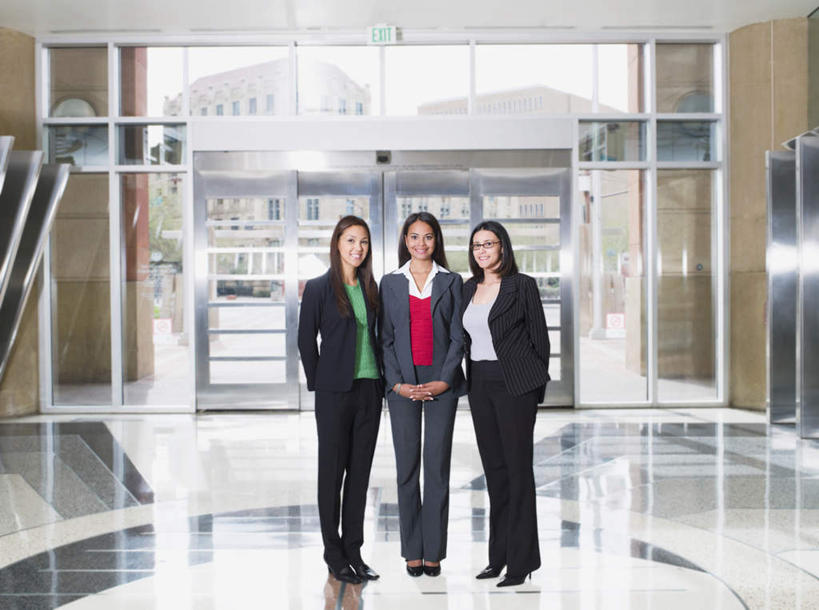 西方人,三个人,同事,商务人士,商务女性,高楼大厦,站,笑,微笑,露齿笑,横图,室内,白天,正面,成功,办公楼,合作,团队,集体,信心,窗户,落地窗,大厦,建筑,摩天大楼,写字楼,欧洲,欧洲人,阴影,套装,反射,影子,注视,队伍,玻璃窗,楼宇,观察,看,站着,商务楼,观看,察看,领导,成就,关注,商务装,合伙,领袖,工薪阶层,背手,年轻女性,女人,女性,中年女性,白种人,白领,上班族,站立,彩图,全身,大楼,高层建筑,高楼,摩天楼