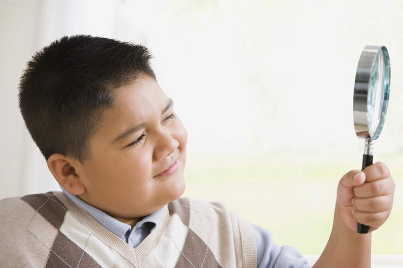 西方人,儿童,脸,头,脸颊,手,头发,一个人,站,横图,室内,特写,白天,白色背景,正面,毛衣,纯洁,仪器,欧洲,欧洲人,仅一个男性,仅一个人,握,阴影,服装,检查,反射,分析,科学,放大镜,影子,注视,休闲装,肩膀,一个,小孩,衣服,黑色,观察,看,站着,仅一个小孩,休闲,眯眼,手部,休闲服,可爱,清晰,探索,童年,童趣,眯,握着,摄影,服饰,影棚,放大,单个,观看,单手,仔细,透镜,察看,凸透镜,聚焦,关注,线衫,童真,烂漫,无邪,光学,清楚,天真,男孩,男人,男性,白种人,孩子,头部,直发,脸部,脸蛋,面部,站立,半身,彩图,影棚拍摄,绒衣,套衫,套头毛衣,线衣,拍摄,短发,男生