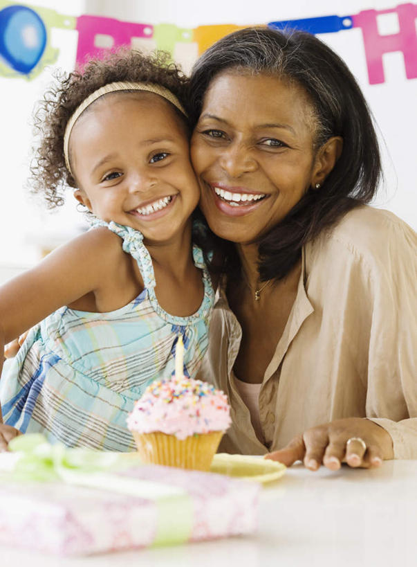 点心,西方人,儿童,中年人,两个人,家庭,母亲,女儿,坐,笑,微笑,露齿笑,竖图,室内,白天,正面,纯洁,桌子,蜡烛,欧洲,非洲,黑人,欧洲人,阴影,服装,装饰,光线,英文,标志,火焰,头饰,文字,影子,烛光,字符,字母,墙,食品,燃烧,注视,休闲装,文化,标识,墙壁,墙面,食物,糕点,小孩,衣服,白色,发箍,发饰,饰品,生日蛋糕,点燃,观察,看,靠,靠着,祈祷,休闲,温暖,温馨,母女,一家人,休闲服,可爱,母爱,童年,童趣,许愿,服饰,头箍,观看,纪念,英文字母,华丽,修饰,祈求,点缀,和睦,察看,关注,发卡,童真,烂漫,无邪,配饰,衬托,美观,雅致,雅观,平安,天真,女孩,女人,女性,中年女性,非洲人,孩子,坐着,半身,彩图,融洽,蛋糕,女生