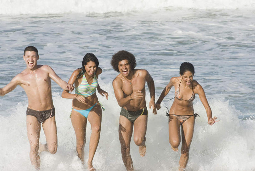 西方人,四个人,伙伴,朋友,跑,笑,微笑,露齿笑,横图,室外,白天,正面,泳装,比基尼,爱情,旅游,度假,友谊,海浪,海洋,美景,水,欧洲,非洲,黑人,欧洲人,阴影,飞溅,泳裤,溅,光线,液体,影子,景观,浪花,水滴,浪漫,注视,娱乐,裸露,水珠,阳光,自然,海水,观察,看,享受,休闲,温暖,温馨,景色,恩爱,放松,恋人,观看,和睦,察看,关注,喷洒,自然风光,裸,海景,友情,男人,男性,年轻男性,年轻女性,女人,女性,白种人,非洲人,情侣,大海,风浪,海,海水的波动,近岸浪,涌浪,跑步,半身,彩图,三点式,泳衣,伴侣,融洽