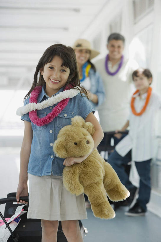 西方人,儿童,中年人,四个人,家庭,夫妻,母亲,父亲,女儿,儿子,机场,站,笑,微笑,露齿笑,竖图,室内,白天,正面,裙子,爱情,游戏,纯洁,飞机场,熊,玩具,欧洲,欧洲人,阴影,服装,朦胧,模糊,装饰,盛开,反射,花环,拉杆箱,旅行箱,玩偶,影子,墙,泰迪熊,浪漫,玩,花蕾,拎,注视,休闲装,娱乐,墙壁,墙面,花,花瓣,花朵,鲜花,小孩,衣服,白色,玩具熊,行李箱,箱子,花苞,花蕊,观察,看,站着,休闲,温暖,温馨,父女,父子,母女,母子,一家人,休闲服,恩爱,父爱,可爱,母爱,童年,童趣,益智,短裙,恋人,服饰,毛绒玩具,观看,半身裙,出差,华丽,修饰,安慰,点缀,和睦,察看,发泄,关注,消遣,童真,烂漫,无邪,宣泄,衬托,美观,雅致,雅观,罗斯福熊,天真,男孩,男人,男性,女孩,女人,女性,中年男性,中年女性,白种人,孩子,夫妇,情侣,航空站,空港,玩耍,嬉戏,站立,半身,彩图,旅行,伴侣,融洽,男生,女生,拎着