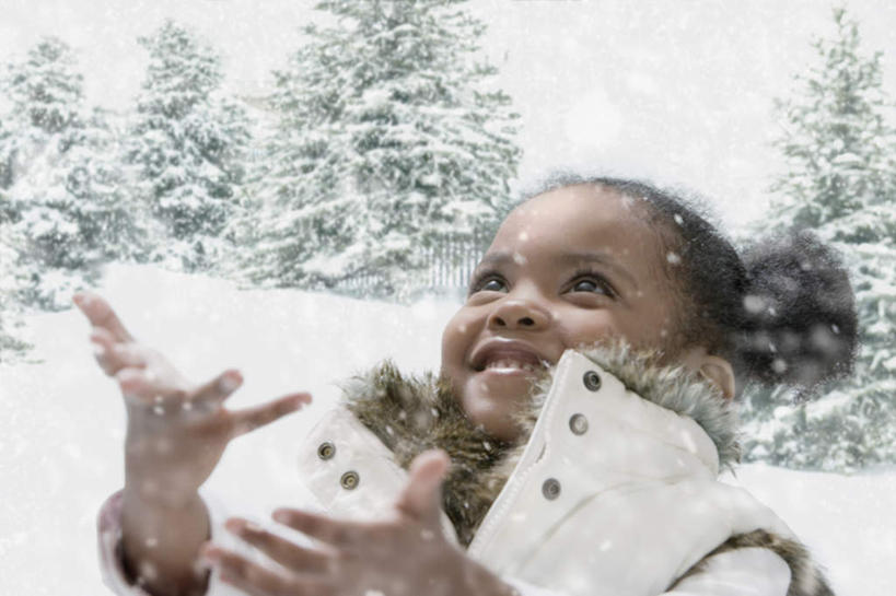 西方人,儿童,一个人,站,笑,微笑,露齿笑,横图,室外,白天,正面,纯洁,雪,植物,大雪,松树,欧洲,非洲,黑人,欧洲人,仅一个女性,仅一个人,服装,朦胧,模糊,积雪,雪景,冬季,冬天,注视,休闲装,树,树木,小孩,衣服,绿色,自然,观察,看,站着,仅一个小孩,休闲,温暖,休闲服,寒冷,可爱,童年,童趣,服饰,生长,成长,观看,羽绒服,保暖,察看,御寒,关注,坚定,童真,烂漫,无邪,长寿,严寒,贞洁,冬装,天真,女孩,女人,女性,非洲人,孩子,抬头,仰头,站立,半身,彩图,女生