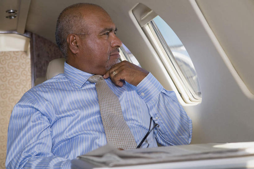 西方人,一个人,商务人士,商务男性,坐,横图,室内,白天,正面,衬衫,阅读,窗户,飞机,报纸,欧洲,欧洲人,仅一个男性,仅一个人,仅一个中年男性,撑,学习,阴影,套装,反射,影子,领带,交通,扭头,托腮,注视,航空,交通工具,观察,看,托,转头,浏览,运输,一架,观看,察看,客机,象征,庄重,关注,托下巴,载具,商务装,身份,工薪阶层,正式,地位,男人,男性,中年男性,白种人,白领,上班族,坐着,半身,彩图,衬衣