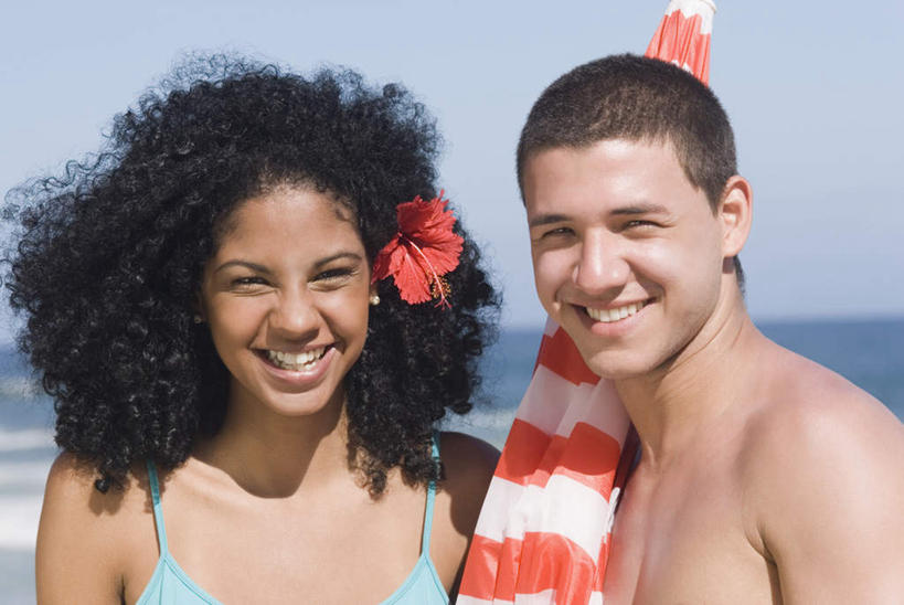 西方人,两个人,站,笑,微笑,露齿笑,横图,室外,白天,正面,泳装,比基尼,爱情,旅游,度假,海浪,海洋,美景,欧洲,非洲,黑人,欧洲人,阴影,装饰,盛开,光线,伞,影子,雨伞,遮阳伞,景观,浪花,浪漫,花蕾,注视,娱乐,阳伞,裸露,装饰品,花,花瓣,花朵,鲜花,蓝色,蓝天,天空,阳光,自然,海水,耳环,饰品,首饰,天,花苞,花蕊,观察,看,站着,享受,休闲,温暖,温馨,景色,恩爱,放松,恋人,晴朗,观看,华丽,修饰,点缀,和睦,察看,太阳伞,关注,自然风光,裸,海景,万里无云,衬托,美观,雅致,雅观,耳饰,男人,男性,年轻男性,年轻女性,女人,女性,白种人,非洲人,情侣,大海,风浪,海,海水的波动,近岸浪,涌浪,晴空,晴空万里,站立,半身,彩图,三点式,泳衣,伴侣,融洽