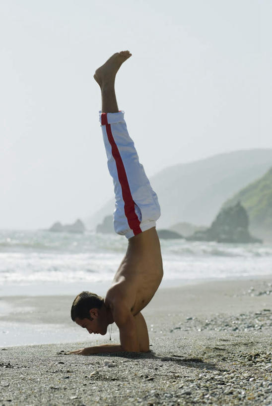 西方人,一个人,竖图,室外,白天,侧面,锻炼,旅游,度假,运动,海浪,海洋,美景,沙滩,山,山脉,道路,路,公路,欧洲,欧洲人,仅一个男性,仅一个人,撑,倒立,阴影,裤子,光线,沙子,影子,海岸,景观,浪花,山峰,交通,沙地,山峦,注视,娱乐,仅一个年轻男性,蓝色,蓝天,天空,阳光,自然,海水,群山,天,观察,看,享受,休闲,景色,放松,晴朗,观看,察看,撑着,关注,自然风光,室外运动,户外运动,海景,万里无云,男人,男性,年轻男性,白种人,大海,风浪,海,海水的波动,海滩,近岸浪,涌浪,晴空,晴空万里,马路,彩图,全身,健身