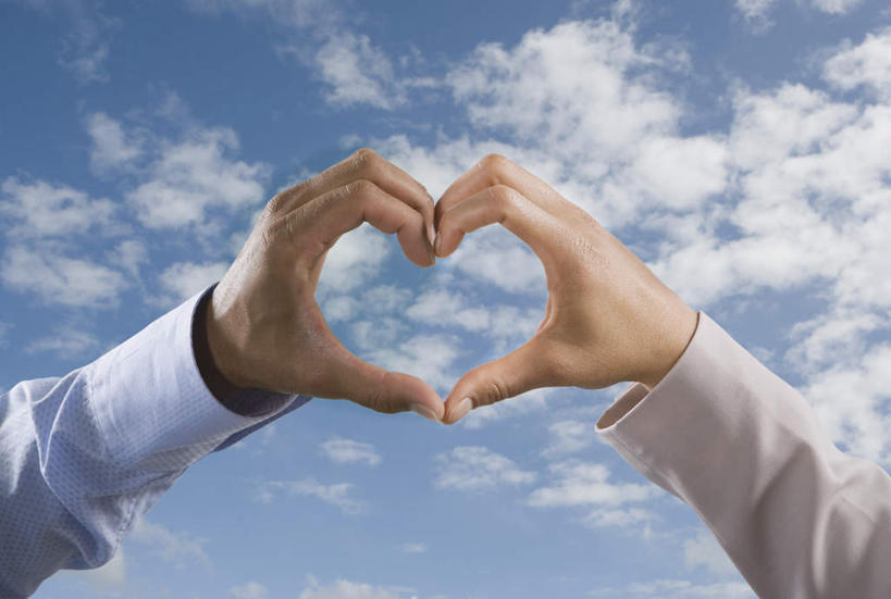 西方人,手,两个人,同事,商务人士,商务男性,站,举,横图,室外,特写,白天,正面,衬衫,爱情,成功,合作,团队,集体,信心,欧洲,非洲,黑人,欧洲人,阴影,套装,爱心,光线,影子,云,云朵,浪漫,云彩,队伍,蓝色,白云,蓝天,天空,阳光,天,手势,托,站着,温暖,温馨,心形,手部,恩爱,晴朗,单手,和睦,领导,成就,商务装,合伙,领袖,工薪阶层,男人,男性,中年男性,白种人,非洲人,心型,白领,上班族,晴空,举起,举手,举着,向上举,向上伸,向上托,站立,半身,彩图,衬衣,融洽
