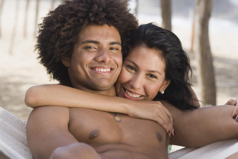 西方人,两个人,抱,笑,微笑,露齿笑,横图,室外,白天,正面,爱情,沙滩,欧洲,非洲,黑人,欧洲人,阴影,朦胧,模糊,光线,沙子,影子,海岸,树桩,沙地,浪漫,注视,裸露,装饰品,树,树干,阳光,耳环,饰品,首饰,观察,看,温暖,温馨,木桩,恩爱,搭,恋人,抱着,观看,和睦,察看,搂着,搭着,关注,裸,耳饰,男人,男性,年轻男性,年轻女性,女人,女性,非洲人,情侣,海滩,搂,搂抱,半身,彩图,伴侣,融洽