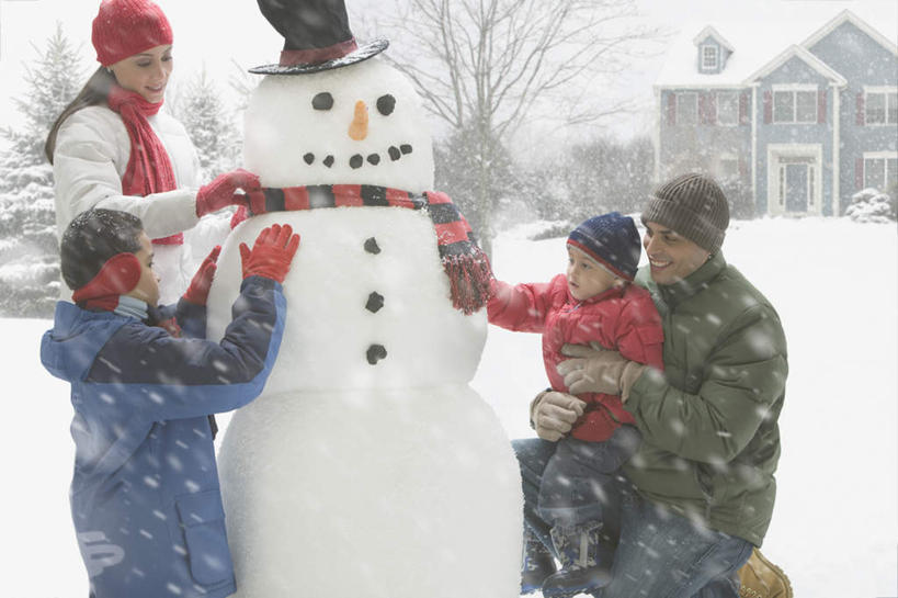 西方人,儿童,中年人,四个人,家庭,夫妻,母亲,父亲,女儿,儿子,家,站,蹲,抱,横图,室外,白天,正面,爱情,游戏,纯洁,雪,植物,大雪,萝卜,胡萝卜,蔬菜,帽子,欧洲,欧洲人,握,服装,朦胧,模糊,新鲜,装饰,房屋,屋子,积雪,雪景,雪人,冬季,冬天,公寓,食品,枝条,浪漫,玩,注视,礼帽,娱乐,洋房,楼房,住宅,树,树木,树枝,食物,小孩,衣服,手套,围巾,观察,看,站着,休闲,温暖,温馨,父女,父子,母女,母子,一家人,恩爱,父爱,寒冷,可爱,母爱,童年,童趣,握着,恋人,服饰,有机食品,绿色食品,围脖,抱着,观看,活动,羽绒服,保暖,华丽,点缀,和睦,察看,搂着,御寒,发泄,关注,消遣,智力,童真,烂漫,无邪,宣泄,衬托,美观,雅致,雅观,棉帽,严寒,虬枝,枝杈,冬装,天真,男孩,男人,男性,女孩,女人,女性,中年男性,中年女性,白种人,孩子,夫妇,情侣,红萝卜,甘荀,蹲着,搂,搂抱,玩耍,嬉戏,站立,半身,彩图,房子,伴侣,融洽,男生,女生,拟人