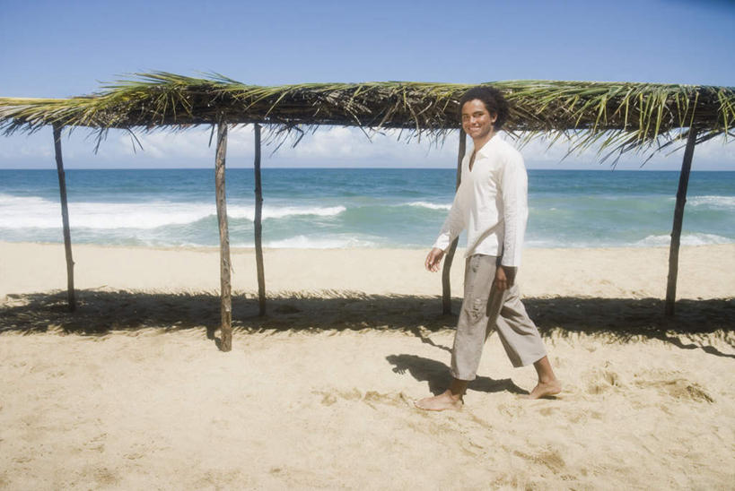 西方人,一个人,走,笑,微笑,露齿笑,横图,室外,白天,侧面,旅游,度假,海浪,海洋,美景,沙滩,欧洲,非洲,黑人,欧洲人,仅一个男性,仅一个人,阴影,服装,光线,沙子,影子,草屋,海岸,景观,浪花,水平线,辽阔,海平线,沙地,扭头,注视,休闲装,娱乐,仅一个年轻男性,衣服,蓝色,蓝天,天空,阳光,自然,海水,天,观察,看,转头,享受,休闲,广阔,休闲服,景色,放松,服饰,晴朗,观看,一望无际,察看,关注,自然风光,海景,万里无云,无边无际,一马平川,男人,男性,年轻男性,非洲人,大海,风浪,海,海水的波动,海滩,近岸浪,涌浪,晴空,晴空万里,步行,散步,走路,彩图,全身,茅舍,茅屋,水天相接,水天一线