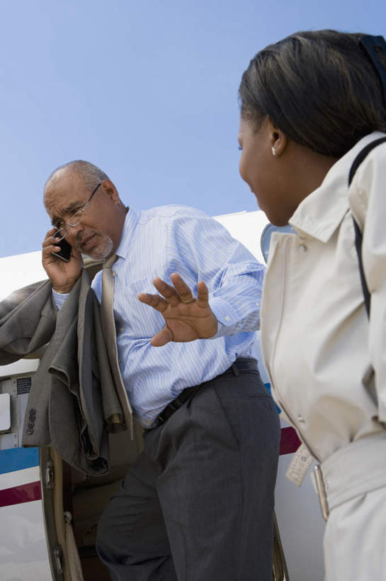 西方人,两个人,同事,商务人士,商务男性,商务女性,站,说,打电话,竖图,室外,白天,仰视,衬衫,讨论,成功,合作,团队,集体,信心,飞机,电话,手机,欧洲,非洲,黑人,欧洲人,阴影,套装,光线,影子,交通,注视,通讯设备,航空,耳钉,队伍,装饰品,蓝色,蓝天,天空,阳光,饰品,首饰,交通工具,天,低头,观察,看,站着,运输,一架,晴朗,观看,察看,领导,客机,成就,关注,载具,商务装,合伙,领袖,工薪阶层,万里无云,一部,耳饰,垂头,交流,老年男性,男人,男性,女人,女性,中年女性,非洲人,白领,上班族,晴空,晴空万里,沟通,讲话,交谈,商讨,说话,谈话,通话,站立,半身,彩图,低角度拍摄,衬衣