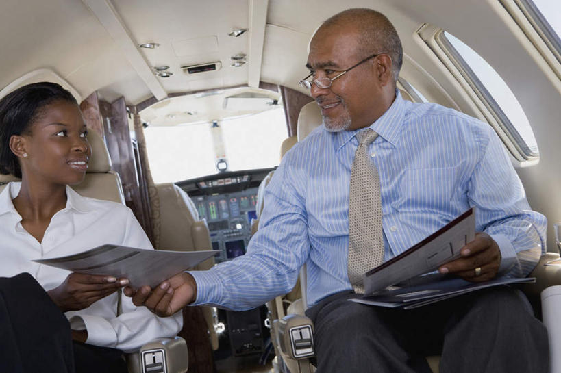 西方人,两个人,同事,商务人士,商务男性,商务女性,坐,笑,微笑,露齿笑,横图,室内,白天,正面,衬衫,成功,合作,团队,集体,信心,窗户,飞机,欧洲,非洲,黑人,欧洲人,握,阴影,套装,反射,材料,档案,文件,眼镜,影子,交通,注视,航空,耳钉,队伍,相视,装饰品,饰品,首饰,资料,交通工具,观察,看,面对面,握着,运输,一架,观看,老花镜,对视,察看,领导,客机,互视,成就,关注,载具,文档,相对,商务装,合伙,领袖,工薪阶层,相看,耳饰,远视眼镜,老年男性,男人,男性,女人,女性,中年女性,非洲人,白领,上班族,坐着,半身,彩图,衬衣