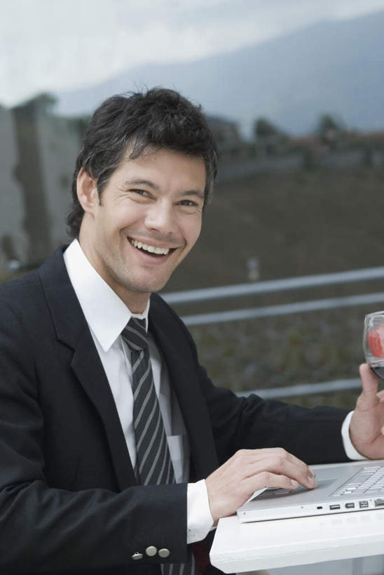 西方人,一个人,商务人士,商务男性,坐,笑,微笑,露齿笑,竖图,室外,白天,侧面,衬衫,电脑,笔记本电脑,餐桌,桌子,欧洲,欧洲人,仅一个男性,仅一个人,仅一个中年男性,阴影,套装,光线,网络,影子,领带,扭头,注视,通讯设备,蓝色,蓝天,天空,阳光,天,观察,看,转头,晴朗,餐台,观看,一台,察看,无线,象征,庄重,关注,咖啡店,通信设备,商务装,身份,无线网络,咖啡屋,无线上网,便携式电脑,工薪阶层,万里无云,正式,地位,手提电脑,男人,男性,中年男性,白种人,白领,上班族,晴空,晴空万里,坐着,半身,彩图,衬衣,咖啡馆