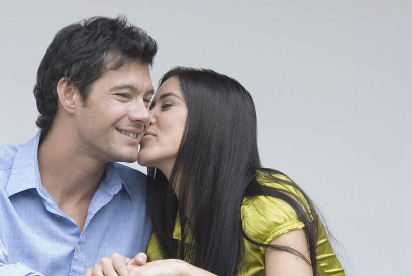 西方人,两个人,坐,闭眼,笑,吻,微笑,露齿笑,横图,室外,白天,正面,爱情,欧洲,欧洲人,阴影,服装,光线,影子,墙,浪漫,注视,休闲装,墙壁,墙面,衣服,阳光,观察,看,靠,靠着,休闲,温暖,温馨,休闲服,恩爱,恋人,服饰,观看,和睦,察看,关注,男人,男性,年轻女性,女人,女性,中年男性,白种人,情侣,闭眼睛,闭着眼,闭着眼睛,亲,亲吻,坐着,半身,彩图,伴侣,融洽