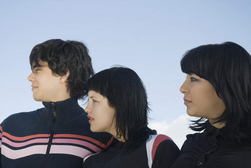 西方人,三个人,伙伴,朋友,站,横图,室外,白天,正面,友谊,欧洲,欧洲人,阴影,服装,光线,影子,云,云朵,云彩,扭头,注视,休闲装,衣服,蓝色,白云,蓝天,天空,阳光,天,观察,看,站着,转头,休闲,休闲服,搭,服饰,晴朗,观看,察看,搭着,关注,友情,男人,男性,年轻男性,年轻女性,女人,女性,白种人,晴空,站立,半身,彩图