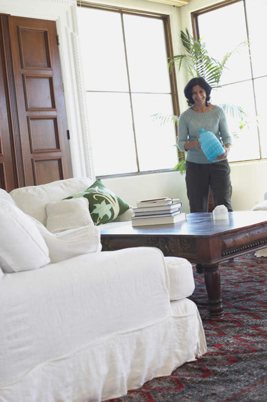 西方人,一个人,站,竖图,室内,白天,正面,窗户,床,靠垫,卧室,桌面,桌子,欧洲,欧洲人,仅一个女性,仅一个人,握,阴影,服装,反射,木制,影子,墙,双人床,床单,靠枕,注视,休闲装,被子,玻璃窗,墙壁,墙面,衣服,木制品,垫子,枕头,观察,看,站着,仅一个中年女性,休闲,休闲服,握着,服饰,观看,察看,被单,关注,女人,女性,中年女性,白种人,站立,彩图,全身,睡房,卧房