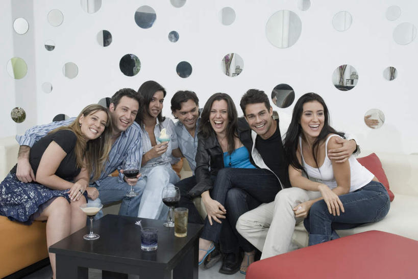 西方人,伙伴,朋友,坐,笑,微笑,露齿笑,横图,室内,白天,正面,爱情,聚会,友谊,餐桌,桌子,杯子,欧洲,欧洲人,阴影,服装,反射,高脚杯,影子,墙,酒类,许多人,浪漫,注视,休闲装,文化,墙壁,墙面,玻璃制品,酒,饮料,衣服,白色,酒杯,鸡尾酒,观察,看,一群人,休闲,温暖,温馨,休闲服,恩爱,搭,调酒,恋人,服饰,餐台,观看,和睦,察看,创造,搭着,关注,想象,鸡尾酒杯,友情,男人,男性,年轻男性,年轻女性,女人,女性,中年男性,中年女性,白种人,情侣,玻璃杯,坐着,半身,彩图,伴侣,融洽