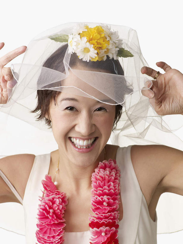 东方人,一个人,新娘,站,举,笑,微笑,露齿笑,竖图,室内,白天,白色背景,正面,婚纱,婚礼,快乐,亚洲,仅一个女性,仅一个人,握,阴影,头纱,庆祝,装饰,盛开,反射,花环,影子,结婚,花蕾,注视,黄种人,花,花瓣,花朵,鲜花,花苞,花蕊,观察,看,托,站着,仅一个中年女性,喜庆,握着,摄影,影棚,观看,纪念,华丽,修饰,点缀,察看,关注,衬托,美观,雅致,雅观,女人,女性,中年女性,亚洲人,举起,举手,举着,向上举,向上伸,向上托,站立,半身,彩图,影棚拍摄,婚礼服,礼服,高兴,拍摄,婚礼头纱