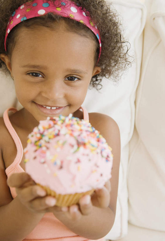 点心,西方人,儿童,一个人,站,捧,笑,微笑,露齿笑,竖图,室内,白天,正面,下午茶,纯洁,欧洲,欧洲人,仅一个女性,仅一个人,阴影,服装,装饰,反射,头饰,影子,食品,注视,休闲装,食物,糕点,一个,小孩,衣服,发箍,发饰,饰品,观察,看,站着,仅一个小孩,休闲,休闲服,可爱,童年,童趣,服饰,单个,头箍,观看,纸托,华丽,修饰,点缀,察看,关注,发卡,童真,烂漫,无邪,配饰,衬托,美观,雅致,雅观,纸杯蛋糕,纸托蛋糕,蛋糕托,蛋糕托纸,蛋糕纸托,天真,女孩,女人,女性,白种人,孩子,端,端着,捧着,手捧,站立,半身,彩图,蛋糕,女生