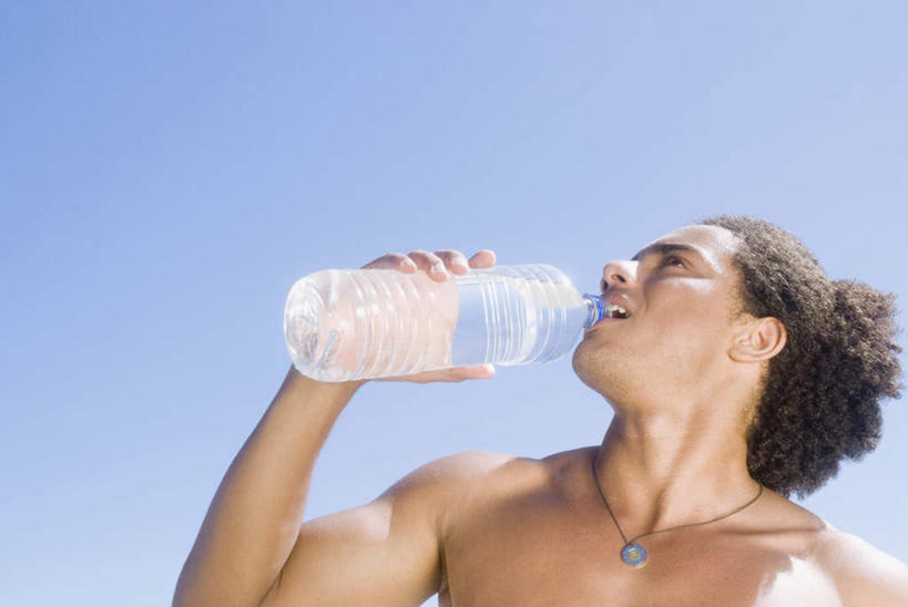 西方人,脸,头,脸颊,一个人,站,笑,微笑,露齿笑,横图,室外,特写,白天,正面,水,项链,欧洲,非洲,黑人,欧洲人,仅一个男性,仅一个人,一条,喝,阴影,光线,液体,影子,注视,饮用水,裸露,肩膀,装饰品,仅一个年轻男性,蓝色,蓝天,天空,阳光,瓶子,饰品,首饰,塑料制品,矿泉水,天,观察,看,站着,塑料瓶,晴朗,观看,察看,关注,裸,蒸馏水,万里无云,男人,男性,年轻男性,非洲人,头部,脸部,脸蛋,面部,晴空,晴空万里,抬头,仰头,站立,半身,彩图