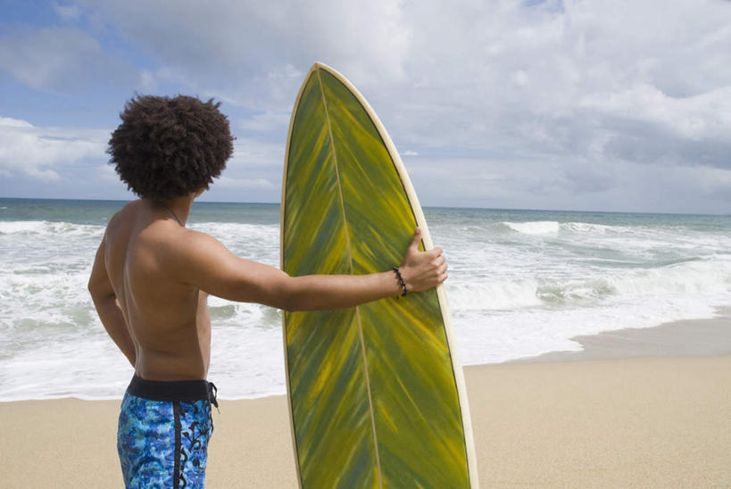 西方人,一个人,站,横图,室外,白天,锻炼,旅游,度假,运动,海浪,海洋,美景,沙滩,欧洲,非洲,黑人,欧洲人,仅一个男性,仅一个人,握,阴影,泳裤,光线,冲浪板,沙子,影子,海岸,景观,浪花,水平线,云,云朵,辽阔,海平线,沙地,云彩,娱乐,运动器械,裸露,仅一个年轻男性,一个,背面,蓝色,白云,蓝天,天空,阳光,自然,海水,天,站着,享受,休闲,广阔,健身器械,景色,放松,握着,晴朗,单个,一望无际,自然风光,室外运动,裸,健身器材,户外运动,海景,无边无际,一马平川,冲浪装备,男人,男性,年轻男性,非洲人,大海,风浪,海,海水的波动,海滩,近岸浪,涌浪,晴空,站立,半身,彩图,健身,水天相接,水天一线,运动器材