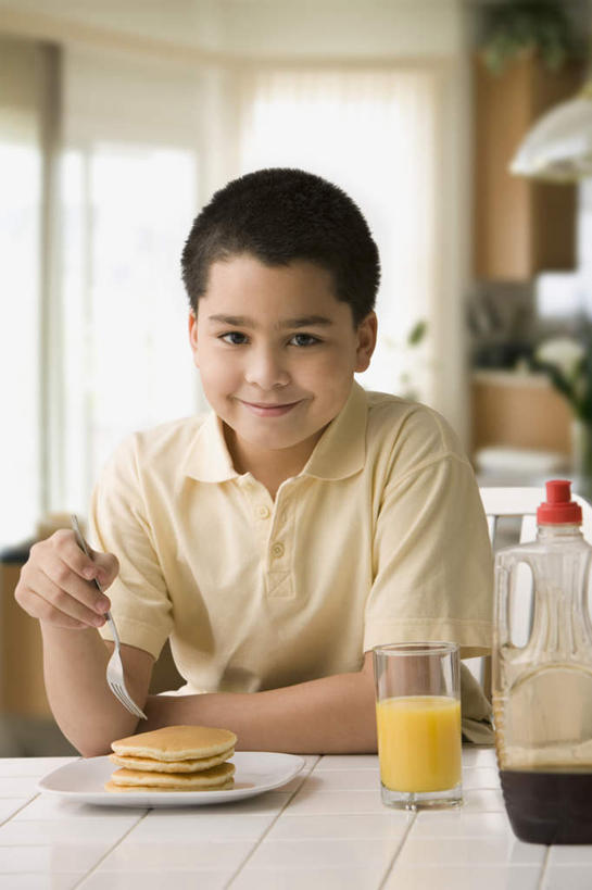 点心,果汁,西方人,儿童,一个人,坐,笑,微笑,竖图,室内,白天,正面,纯洁,餐桌,桌子,杯子,餐具,欧洲,欧洲人,仅一个男性,仅一个人,握,阴影,服装,反射,粘稠,叉子,碟子,盘,影子,墙,调料,橙汁,食品,糖,饮品,调味品,调味料,注视,休闲装,文化,小吃,墙壁,墙面,玻璃制品,食物,糕点,饮料,小孩,衣服,盘子,水杯,碟,甜食,观察,看,仅一个小孩,休闲,休闲服,可爱,童年,童趣,握着,服饰,餐台,观看,糖浆,察看,甜橙,关注,可口,薄饼,童真,黏稠,烂漫,无邪,餐叉,浓厚,适口,法国薄饼,天真,男孩,男人,男性,白种人,孩子,玻璃杯,进餐用具,橙子,橙,坐着,半身,彩图,鹄壳,黄橙,黄果,金橙,金环,金球,糖橙,男生