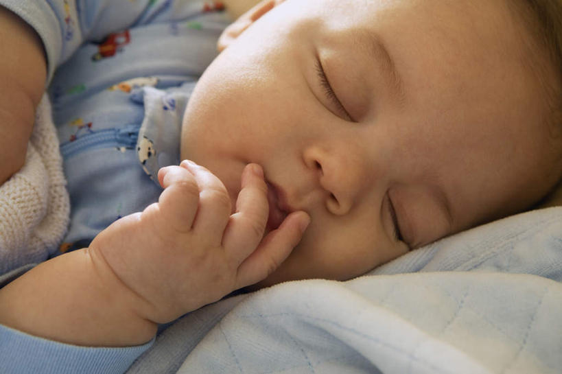 西方人,婴儿,儿童,脸,头,脸颊,手,一个人,躺,闭眼,横图,俯视,室内,特写,白天,婴儿服装,纯洁,床,卧室,纺织品,欧洲,欧洲人,仅一个人,阴影,装饰,反射,毛毯,毯子,影子,床单,被子,肩膀,纺织,小孩,垫子,温暖,手部,可爱,搭,单人床,活泼,单手,华丽,修饰,点缀,被单,搭着,宝宝,纯真,烂漫,无邪,衬托,美观,雅致,雅观,卧着,伶俐,天真,白种人,孩子,头部,脸部,脸蛋,面部,闭眼睛,闭着眼,闭着眼睛,躺着,卧,半身,彩图,高角度拍摄,婴儿服,睡房,卧房