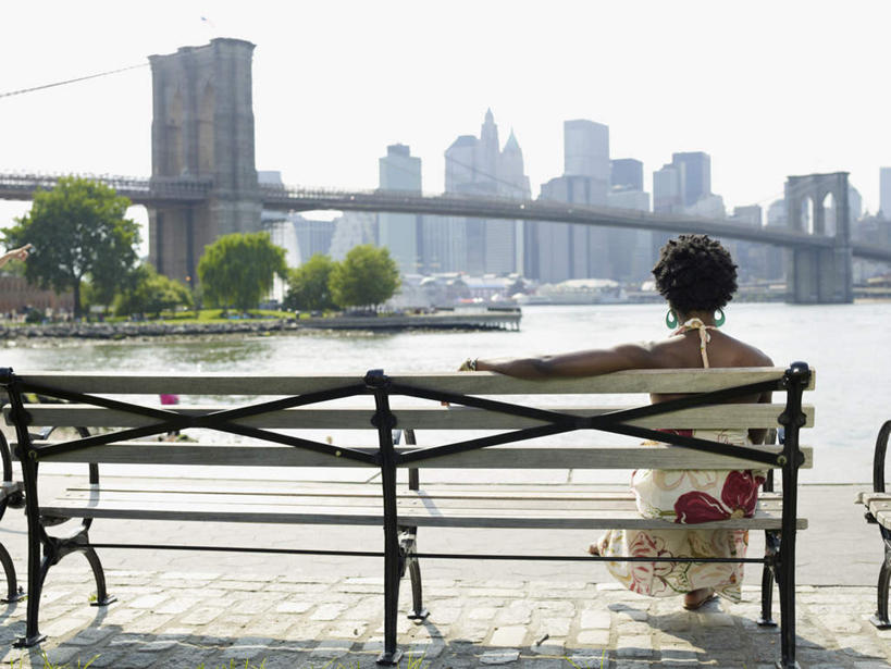 西方人,一个人,高楼大厦,栏杆,坐,横图,室外,白天,河流,水,植物,城市,大桥,大厦,建筑,摩天大楼,桥梁,欧洲,纽约,非洲,美国,黑人,欧洲人,仅一个年轻女性,仅一个女性,仅一个人,阴影,服装,光线,影子,河水,水流,围栏,桥,曼哈顿,休闲装,护栏,树,树木,背面,衣服,蓝色,绿色,蓝天,天空,阳光,自然,天,休闲,休闲服,钢索,搭,服饰,吊桥,生长,晴朗,成长,悬索桥,北美,北美洲,搭着,美洲,纽约州,万里无云,帝国之州,帝国州,北亚美利加洲,亚美利加洲,曼哈顿大桥,曼哈顿桥,曼哈坦大桥,年轻女性,女人,女性,非洲人,晴空,晴空万里,坐着,彩图,全身,大楼,高层建筑,高楼,摩天楼,曼哈顿岛