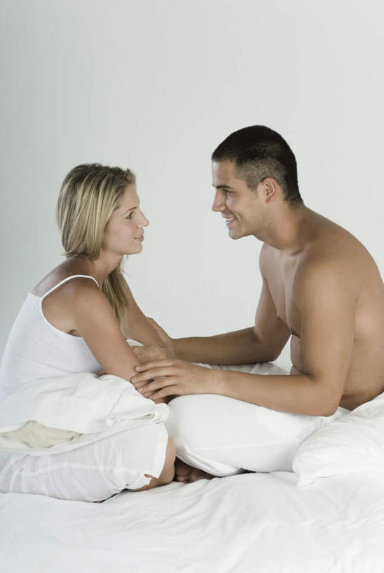 西方人,两个人,家庭,夫妻,坐,盘腿,竖图,室内,白天,白色背景,侧面,爱情,床,卧室,欧洲,欧洲人,阴影,服装,反射,影子,床单,浪漫,注视,休闲装,被子,相视,衣服,白色,观察,看,休闲,温暖,温馨,一家人,面对面,休闲服,恩爱,恋人,摄影,服饰,单人床,影棚,观看,对视,和睦,察看,被单,互视,关注,相对,相看,男人,男性,年轻男性,年轻女性,女人,女性,白种人,年轻人,夫妇,情侣,盘腿而坐,盘膝,盘着腿的,盘着腿坐,双腿交叉,坐着,半身,彩图,影棚拍摄,拍摄,睡房,卧房,伴侣,融洽