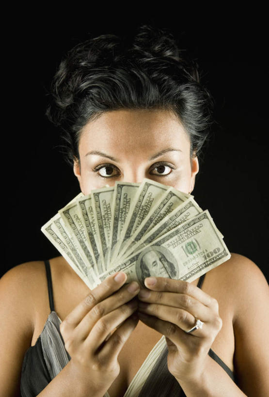 西方人,脸,头,脸颊,手,一个人,站,竖图,室内,特写,白天,正面,钱,美元,吊带,欧洲,欧洲人,双手,仅一个年轻女性,仅一个女性,仅一个人,许多,握,阴影,棕色背景,服装,反射,钱币,影子,美金,注视,吊带衫,肩膀,衣服,观察,看,站着,手部,握着,遮,遮掩,钞票,金融,纸币,摄影,服饰,影棚,经济,观看,察看,掩盖,遮挡,衣着,穿着,关注,美圆,流通,纸钞,贸易,遮盖,掩饰,衣饰,货币,现金,年轻女性,女人,女性,白种人,头部,脸部,脸蛋,面部,站立,半身,彩图,影棚拍摄,拍摄