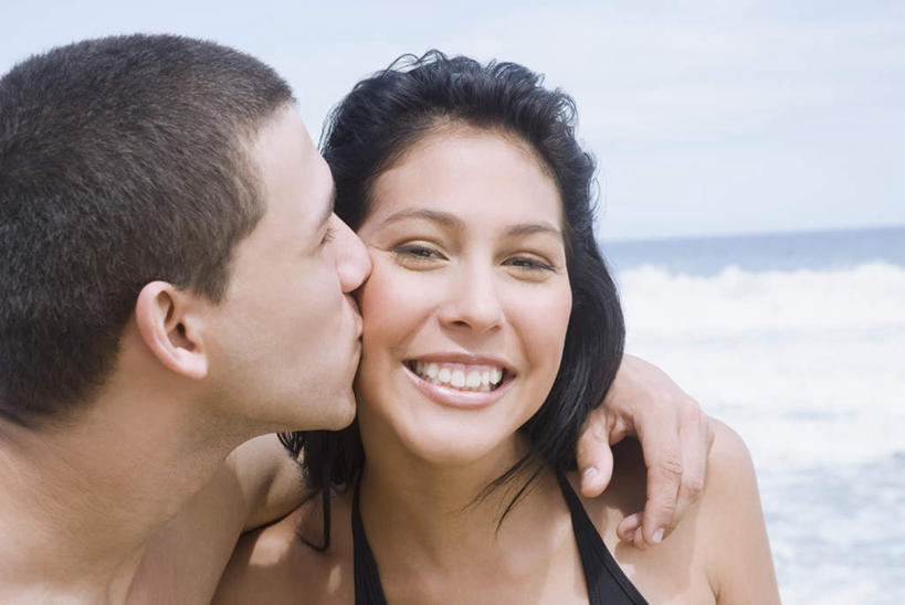 西方人,脸,头,脸颊,两个人,站,闭眼,笑,吻,微笑,露齿笑,横图,室外,特写,白天,正面,泳装,比基尼,爱情,海浪,海洋,沙滩,欧洲,欧洲人,阴影,光线,沙子,影子,海岸,浪花,沙地,浪漫,注视,肩膀,蓝色,黑色,蓝天,天空,阳光,海水,天,观察,看,站着,温暖,温馨,恩爱,恋人,晴朗,观看,和睦,察看,关注,海景,万里无云,男人,男性,年轻男性,年轻女性,女人,女性,白种人,头部,脸部,脸蛋,面部,情侣,大海,风浪,海,海水的波动,海滩,近岸浪,涌浪,晴空,晴空万里,闭眼睛,闭着眼,闭着眼睛,亲,亲吻,站立,半身,彩图,三点式,泳衣,伴侣,融洽