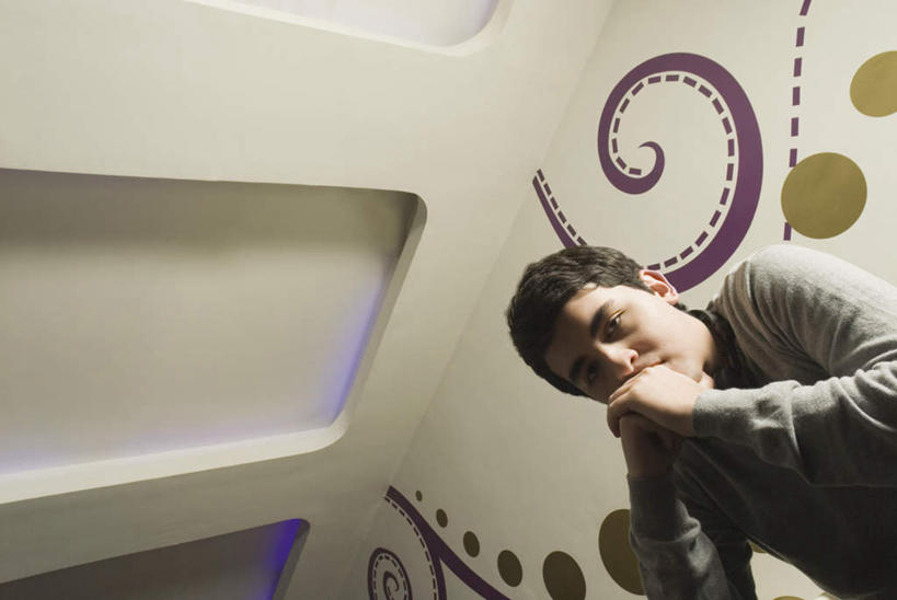 西方人,一个人,坐,横图,室内,白天,仰视,壁纸,欧洲,欧洲人,仅一个男性,仅一个人,撑,阴影,服装,装饰,反射,影子,墙,托腮,注视,休闲装,墙壁,墙面,仅一个年轻男性,衣服,观察,看,托,休闲,休闲服,服饰,观看,华丽,修饰,点缀,察看,关注,托下巴,衬托,美观,雅致,雅观,男人,男性,年轻男性,白种人,墙纸,坐着,半身,彩图,低角度拍摄