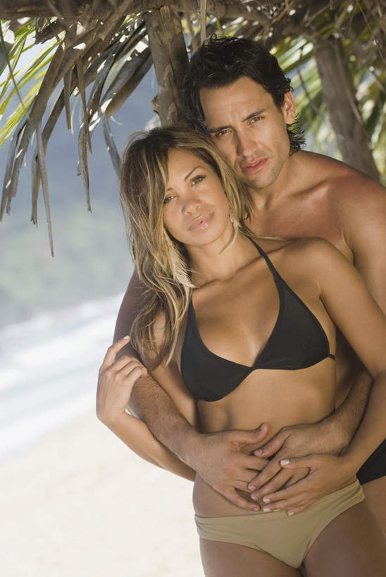 西方人,两个人,站,抱,竖图,室外,白天,正面,泳装,比基尼,爱情,植物,欧洲,欧洲人,阴影,光线,影子,浪漫,注视,树,树木,绿色,阳光,自然,观察,看,靠,靠着,站着,温暖,温馨,恩爱,恋人,生长,成长,抱着,观看,和睦,察看,搂着,关注,男人,男性,年轻女性,女人,女性,中年男性,白种人,情侣,搂,搂抱,站立,半身,彩图,三点式,泳衣,伴侣,融洽