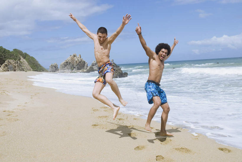 西方人,两个人,伙伴,朋友,跳,举,笑,微笑,露齿笑,横图,室外,白天,正面,旅游,度假,友谊,海浪,海洋,美景,沙滩,山,山脉,欧洲,欧洲人,阴影,短裤,裤子,光线,沙子,影子,海岸,景观,浪花,山峰,云,云朵,沙地,山峦,云彩,注视,娱乐,裸露,蓝色,白云,蓝天,天空,阳光,自然,海水,群山,天,观察,看,托,享受,休闲,景色,放松,沙滩裤,晴朗,观看,察看,关注,自然风光,裸,海景,友情,男人,男性,年轻男性,白种人,大海,风浪,海,海水的波动,海滩,近岸浪,涌浪,晴空,举起,举手,举着,跳跃,向上举,向上伸,向上托,彩图,全身