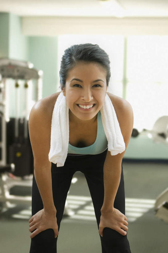 西方人,一个人,健身房,站,笑,微笑,露齿笑,竖图,室内,白天,正面,欧洲,欧洲人,仅一个年轻女性,仅一个女性,仅一个人,一条,弯腰,阴影,服装,朦胧,模糊,装饰,反射,背心,影子,墙,注视,墙壁,墙面,衣服,围巾,观察,看,站着,温暖,服饰,围脖,观看,保暖,华丽,点缀,察看,衣着,御寒,穿着,关注,弯身,衬托,美观,雅致,雅观,衣饰,年轻女性,女人,女性,白种人,站立,半身,彩图,健身馆