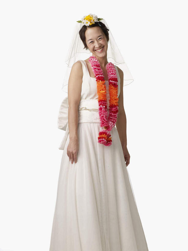 东方人,一个人,新娘,站,笑,微笑,露齿笑,竖图,室内,白天,白色背景,正面,婚纱,婚礼,快乐,亚洲,仅一个女性,仅一个人,头纱,庆祝,装饰,盛开,花环,结婚,花蕾,注视,黄种人,花,花瓣,花朵,鲜花,白色,花苞,花蕊,观察,看,站着,仅一个中年女性,喜庆,摄影,影棚,观看,纪念,华丽,修饰,点缀,察看,关注,衬托,美观,雅致,雅观,女人,女性,中年女性,亚洲人,站立,半身,彩图,影棚拍摄,婚礼服,礼服,高兴,拍摄,婚礼头纱