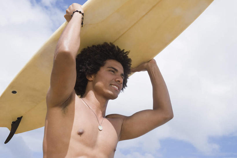 西方人,一个人,站,举,笑,微笑,露齿笑,横图,室外,白天,仰视,项链,欧洲,非洲,黑人,欧洲人,仅一个男性,仅一个人,一条,阴影,光线,冲浪板,影子,云,云朵,云彩,注视,运动器械,裸露,装饰品,仅一个年轻男性,一个,蓝色,白云,蓝天,天空,阳光,饰品,首饰,天,观察,看,托,站着,健身器械,晴朗,单个,观看,察看,关注,裸,健身器材,冲浪装备,男人,男性,年轻男性,非洲人,晴空,举起,举手,举着,向上举,向上伸,向上托,站立,半身,彩图,低角度拍摄,运动器材