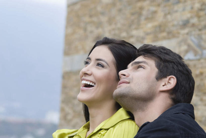 西方人,两个人,笑,微笑,露齿笑,横图,室外,白天,正面,爱情,欧洲,欧洲人,阴影,服装,朦胧,模糊,光线,影子,墙,浪漫,注视,休闲装,墙壁,墙面,衣服,蓝色,蓝天,天空,阳光,天,观察,看,休闲,温暖,温馨,休闲服,恩爱,恋人,服饰,晴朗,观看,和睦,察看,关注,万里无云,男人,男性,年轻男性,年轻女性,女人,女性,白种人,情侣,晴空,晴空万里,抬头,仰头,半身,彩图,伴侣,融洽