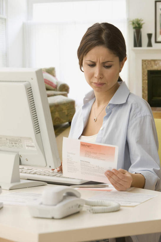 西方人,一个人,商务人士,商务女性,办公室,坐,竖图,室内,白天,正面,电脑,显示器,鼠标,键盘,家具,桌子,欧洲,欧洲人,仅一个年轻女性,仅一个女性,仅一个人,握,阴影,套装,反射,网络,材料,档案,文件,影子,办公桌,墙,注视,输入设备,通讯设备,墙壁,墙面,资料,低头,观察,看,台式电脑,握着,观看,一台,察看,关注,文档,通信设备,商务装,工薪阶层,输出设备,办公家具,年轻女性,女人,女性,白种人,白领,上班族,坐着,半身,彩图