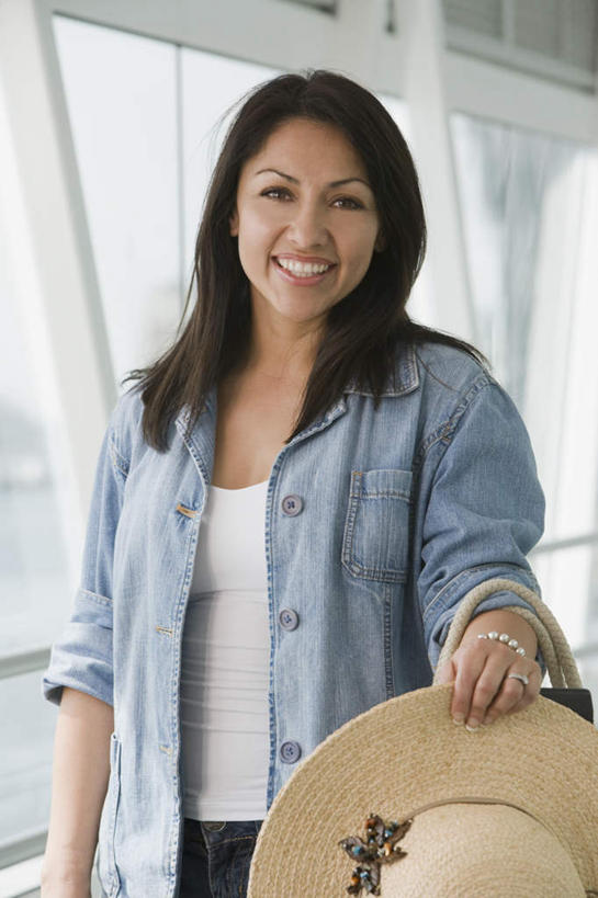 西方人,一个人,站,笑,微笑,露齿笑,竖图,室内,白天,正面,窗户,帽子,欧洲,欧洲人,仅一个女性,仅一个人,握,阴影,服装,反射,草帽,影子,注视,休闲装,玻璃窗,衣服,观察,看,站着,仅一个中年女性,休闲,休闲服,握着,服饰,观看,察看,关注,一顶,女人,女性,中年女性,白种人,站立,半身,彩图