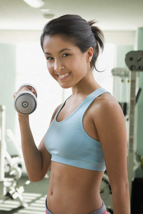 西方人,一个人,健身房,站,笑,微笑,露齿笑,竖图,室内,白天,侧面,哑铃,欧洲,欧洲人,仅一个年轻女性,仅一个女性,仅一个人,阴影,服装,反射,背心,影子,墙,拎,注视,运动器械,墙壁,墙面,衣服,白色,观察,看,站着,健身器械,服饰,观看,察看,衣着,穿着,关注,健身器材,衣饰,露脐装,年轻女性,女人,女性,白种人,站立,半身,彩图,健身馆,运动器材,拎着