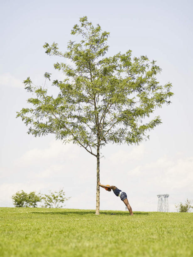 西方人,一个人,站,举,竖图,室外,白天,侧面,锻炼,旅游,度假,运动,草地,草坪,美景,植物,欧洲,非洲,黑人,欧洲人,仅一个女性,仅一个人,撑,伸展,阴影,服装,光线,影子,景观,注视,休闲装,娱乐,草,树,树木,衣服,蓝色,绿色,蓝天,天空,阳光,自然,天,观察,看,托,站着,仅一个中年女性,享受,休闲,休闲服,景色,放松,舒展,服饰,生长,晴朗,成长,观看,察看,撑着,关注,自然风光,室外运动,户外运动,万里无云,女人,女性,中年女性,非洲人,晴空,晴空万里,举起,举手,举着,向上举,向上伸,向上托,站立,彩图,全身,健身