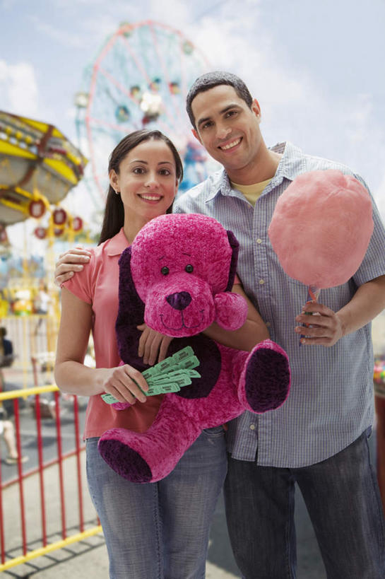 西方人,两个人,游乐园,站,笑,微笑,露齿笑,竖图,室外,白天,正面,爱情,游戏,游乐场,熊,玩具,欧洲,欧洲人,握,阴影,服装,光线,影子,云,云朵,食品,糖,糖果,甜点,甜品,软糖,浪漫,玩,云彩,注视,休闲装,娱乐,棉花糖,食物,衣服,蓝色,白云,蓝天,天空,阳光,甜食,天,观察,看,站着,休闲,温暖,温馨,休闲服,旋转木马,恩爱,益智,握着,恋人,服饰,游乐设施,晴朗,观看,活动,和睦,察看,发泄,关注,消遣,智力,木马,宣泄,乐园,游艺设施,男人,男性,年轻女性,女人,女性,中年男性,白种人,情侣,晴空,玩耍,嬉戏,站立,半身,彩图,伴侣,融洽