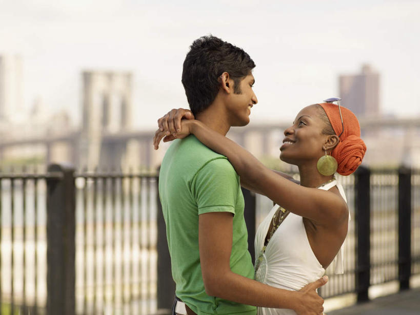 西方人,两个人,站,抱,笑,微笑,露齿笑,横图,室外,白天,侧面,爱情,旅游,度假,标志建筑,城市,大桥,地标,建筑,桥梁,欧洲,纽约,非洲,美国,黑人,欧洲人,亚洲,阴影,服装,朦胧,模糊,光线,墨镜,头巾,眼镜,影子,墙,布鲁克林大桥,桥,曼哈顿,浪漫,注视,休闲装,娱乐,建设,相视,墙壁,墙面,装饰品,衣服,蓝色,蓝天,天空,阳光,耳环,饰品,首饰,太阳镜,太阳眼镜,天,观察,看,站着,享受,休闲,温暖,温馨,面对面,休闲服,遮阳镜,钢索,旅游胜地,恩爱,放松,恋人,服饰,吊桥,晴朗,抱着,观看,对视,和睦,察看,北美,北美洲,互视,搂着,关注,美洲,相对,纽约州,万里无云,布鲁克林桥,帝国之州,帝国州,相看,北亚美利加洲,亚美利加洲,耳饰,石桥墩,男人,男性,年轻男性,女人,女性,中年女性,非洲人,亚洲人,印度人,情侣,晴空,晴空万里,搂,搂抱,站立,半身,彩图,伴侣,融洽,曼哈顿岛