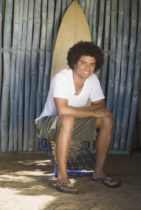 西方人,一个人,栏杆,坐,笑,微笑,露齿笑,竖图,室外,白天,正面,欧洲,非洲,黑人,欧洲人,仅一个男性,仅一个人,阴影,服装,光线,冲浪板,影子,栅栏,墙,篱笆,围栏,注视,休闲装,运动器械,护栏,墙壁,墙面,仅一个年轻男性,衣服,阳光,观察,看,休闲,休闲服,健身器械,服饰,观看,察看,关注,健身器材,冲浪装备,男人,男性,年轻男性,非洲人,坐着,彩图,全身,运动器材