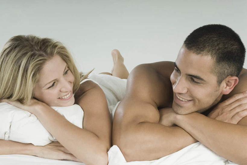 西方人,两个人,家庭,夫妻,笑,双手交叉,微笑,露齿笑,横图,室内,白天,正面,爱情,床,靠垫,卧室,吊带,欧洲,欧洲人,阴影,服装,反射,影子,床单,靠枕,浪漫,注视,吊带衫,被子,裸露,相视,衣服,垫子,枕头,观察,看,趴着,温暖,温馨,一家人,面对面,恩爱,恋人,服饰,单人床,观看,对视,和睦,察看,双手抱胸,被单,互视,衣着,穿着,关注,裸,相对,相看,衣饰,男人,男性,年轻男性,年轻女性,女人,女性,白种人,年轻人,夫妇,情侣,趴,半身,彩图,睡房,卧房,伴侣,融洽