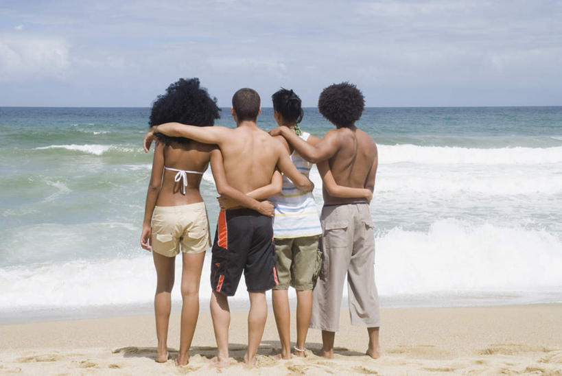 西方人,四个人,伙伴,朋友,站,横图,室外,白天,泳装,比基尼,旅游,度假,友谊,海浪,海洋,美景,沙滩,欧洲,非洲,黑人,欧洲人,一排,阴影,泳裤,整齐,光线,沙子,影子,海岸,景观,浪花,水平线,云,云朵,辽阔,海平线,沙地,云彩,娱乐,裸露,排列,背面,蓝色,白云,蓝天,天空,阳光,自然,海水,天,站着,享受,休闲,广阔,同学,景色,放松,晴朗,一望无际,校友,队列,自然风光,裸,海景,同窗,学友,无边无际,一马平川,友情,男人,男性,年轻男性,年轻女性,女人,女性,白种人,非洲人,大海,风浪,海,海水的波动,海滩,近岸浪,涌浪,晴空,站立,彩图,全身,三点式,泳衣,水天相接,水天一线