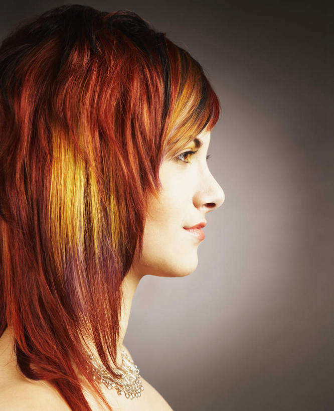 西方人,脸,头,脸颊,头发,一个人,站,笑,微笑,竖图,室内,特写,白天,侧面,欧洲,欧洲人,仅一个年轻女性,仅一个女性,仅一个人,阴影,灰色背景,反射,影子,注视,裸露,肩膀,红色,观察,看,站着,摄影,影棚,观看,察看,关注,裸,年轻女性,女人,女性,白种人,头部,长发,直发,脸部,脸蛋,面部,站立,半身,彩图,影棚拍摄,拍摄